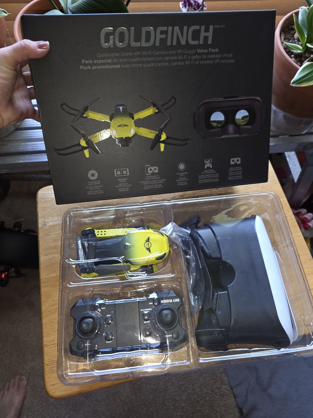 Goldfinch VR Drone with Controller and VR Goggles NWOT